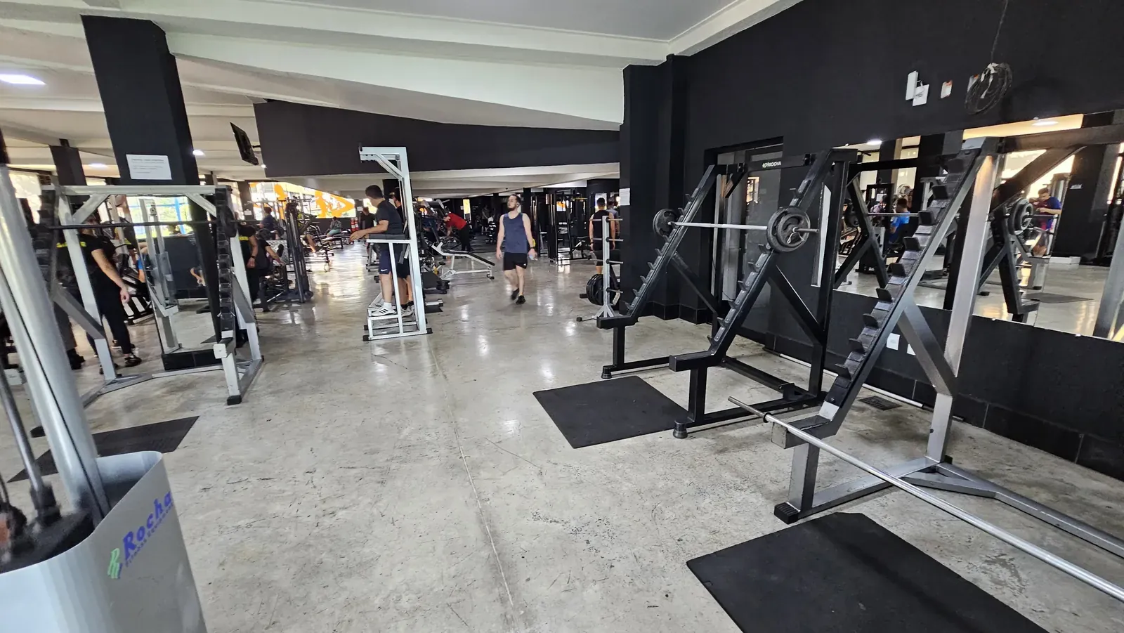 Área de Treino Livre com Halteres