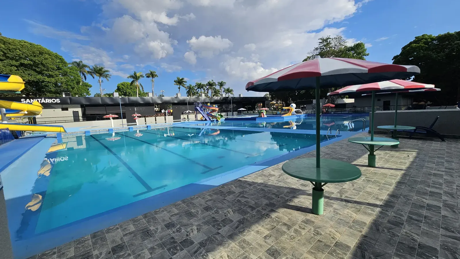 Piscina com Fontes e Ilha