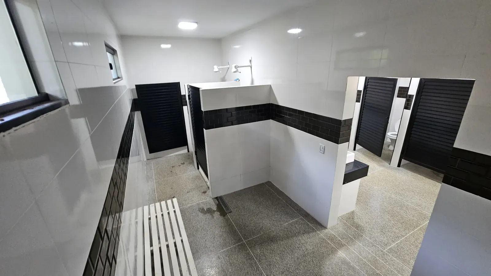 Área de Duchas e Troca de Roupa